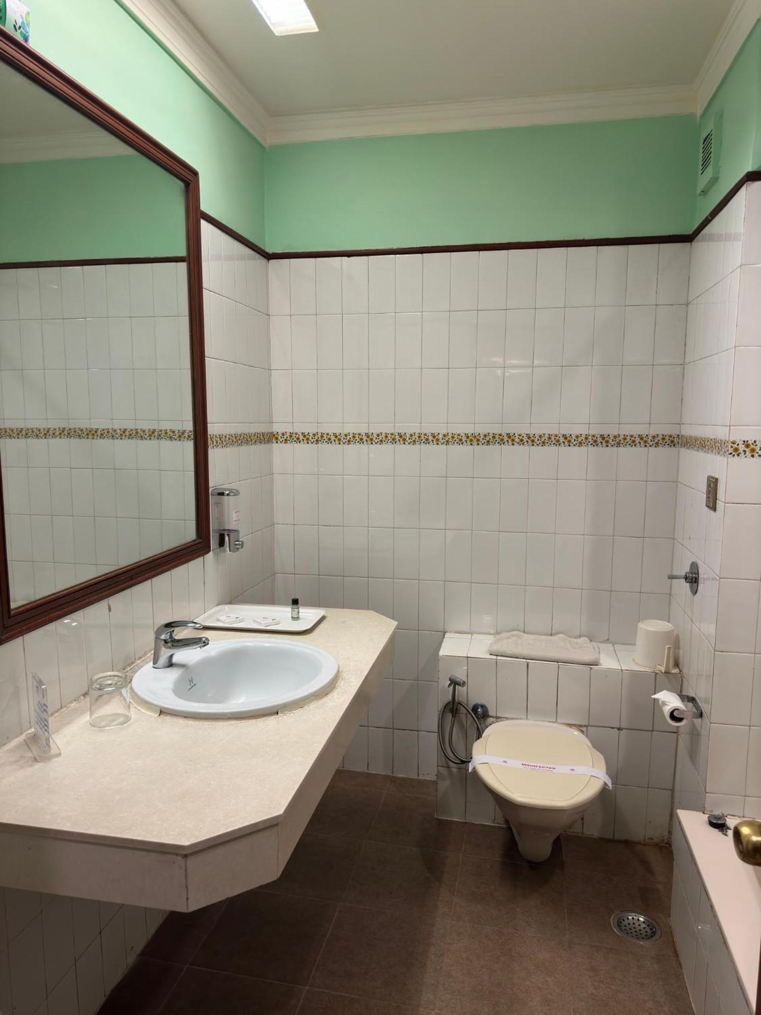 Hotel Nahar Nilgiris Ooty Kültér fotó